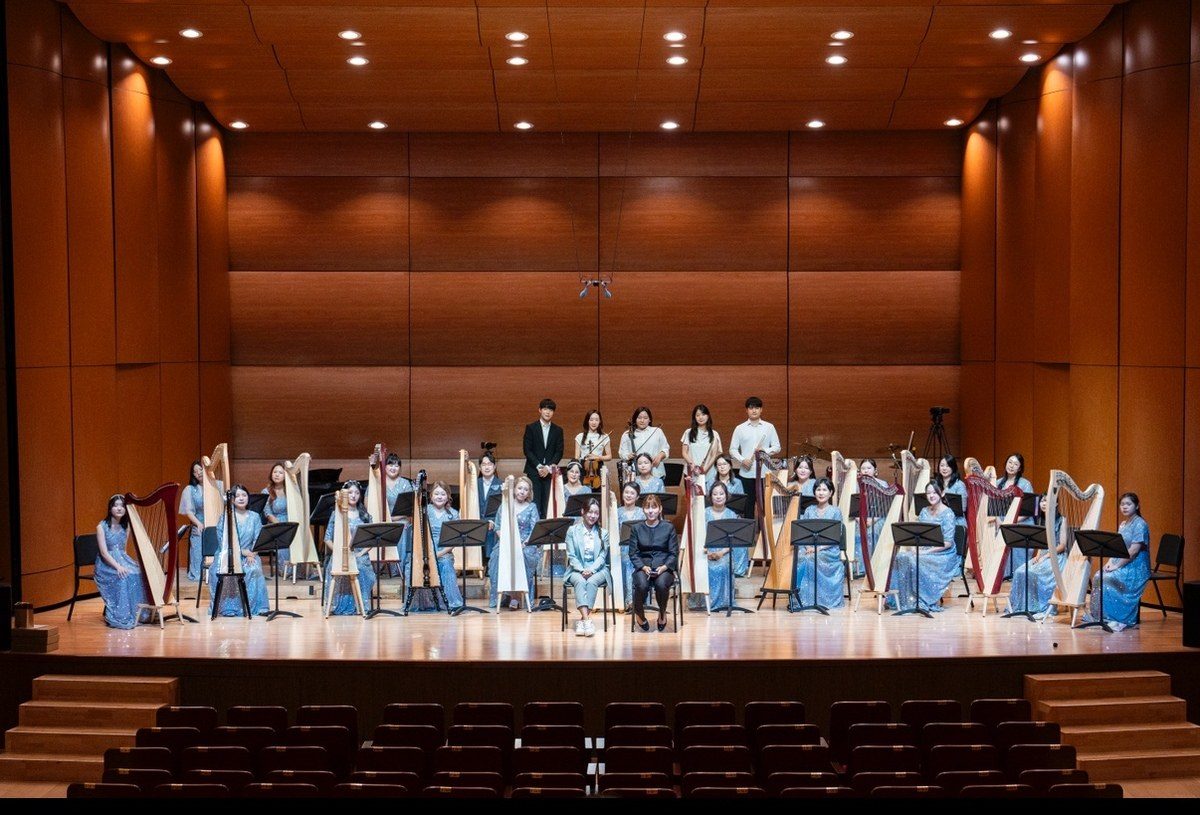 SiHyun Uhm Conducts International Harp Orchestra 'Miracle Again'